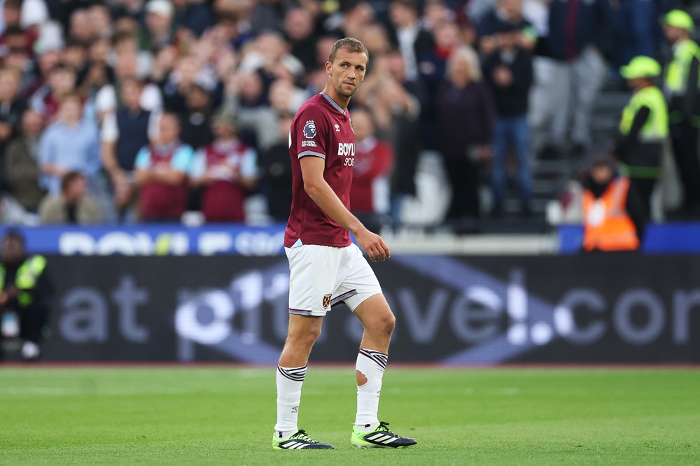 West Ham starter suspended for Arsenal clash 2 LONDON, ENGLAND: Tomas Soucek of West Ham United walks off after being shown a red card during the Premier League match between West Ham United and Tottenham Hotspur at London Stadium on September 13, 2025. (Photo by Richard Pelham/Getty Images)