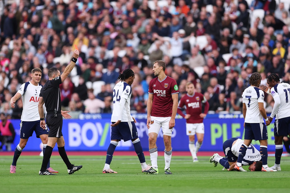 West Ham starter suspended for Arsenal clash 3 LONDON, ENGLAND: Tomas Soucek of West Ham United is shown a red card by referee Jarred Gillett during the Premier League match between West Ham United and Tottenham Hotspur at London Stadium on September 13, 2025. (Photo by Justin Setterfield/Getty Images)