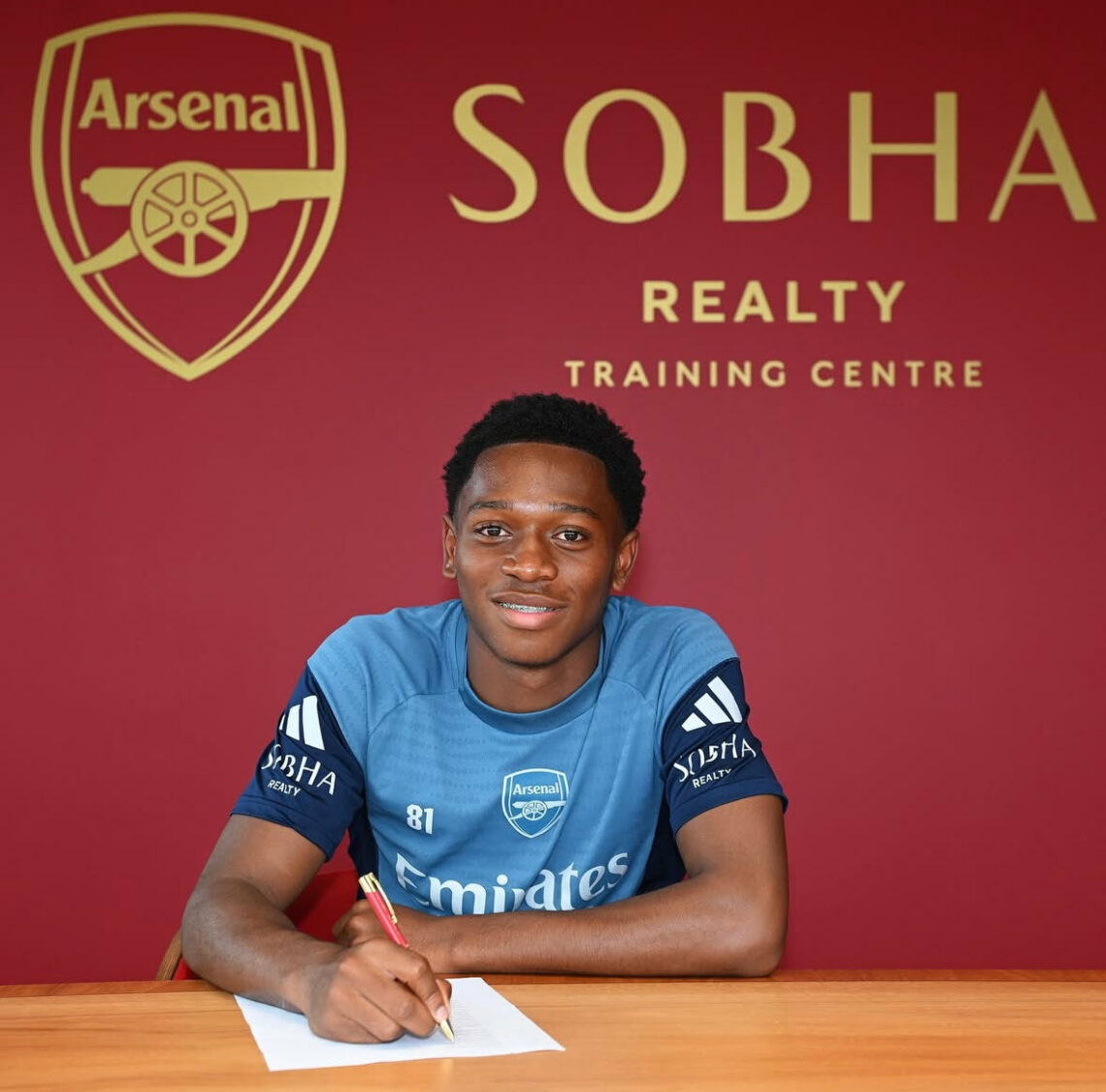 Brando Bailey-Joseph signing his first professional contract (Photo via Arsenal Academy on Instagram)