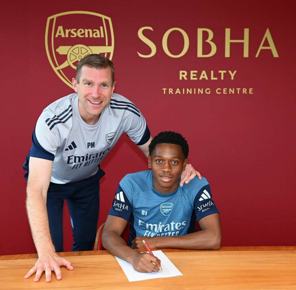 Arsenal youngster signs new contract on his birthday 2 Brando Bailey-Joseph signing his first professional contract alongside Per Mertesacker (Photo via Arsenal Academy on Instagram)