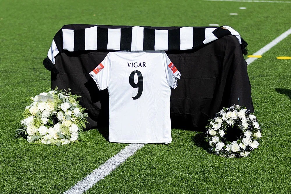 Los tributos se convierten en el ex delantero de Arsenal Billy Vigar 4 Homenaje de Chichester City a Billy Vigar (Foto de Neil Holmes a través de Chichestercityfc.co.uk)
