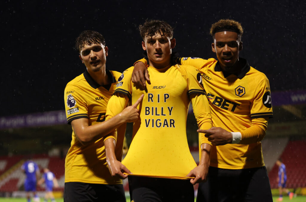 Los tributos se llegan al ex delantero de Arsenal Billy Vigar 5 Fletcher Holman celebra un gol con un homenaje al ex delantero juvenil del Arsenal Billy Vigar (Foto a través de Wolves Academy en Twitter)