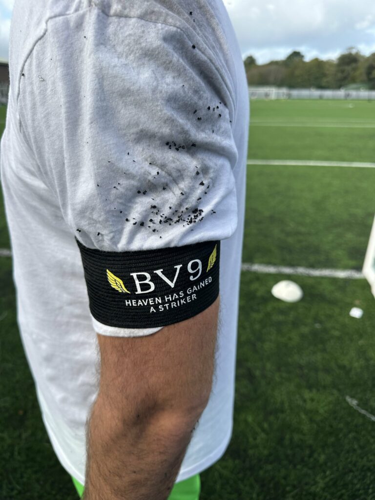 Los tributos se llegan al ex delantero de Arsenal Billy Vigar 3 Los brazaletes de Chichester City en homenaje al ex delantero del Arsenal Billy Vigar (foto a través de Luca Hodges-Ramon en Twitter)