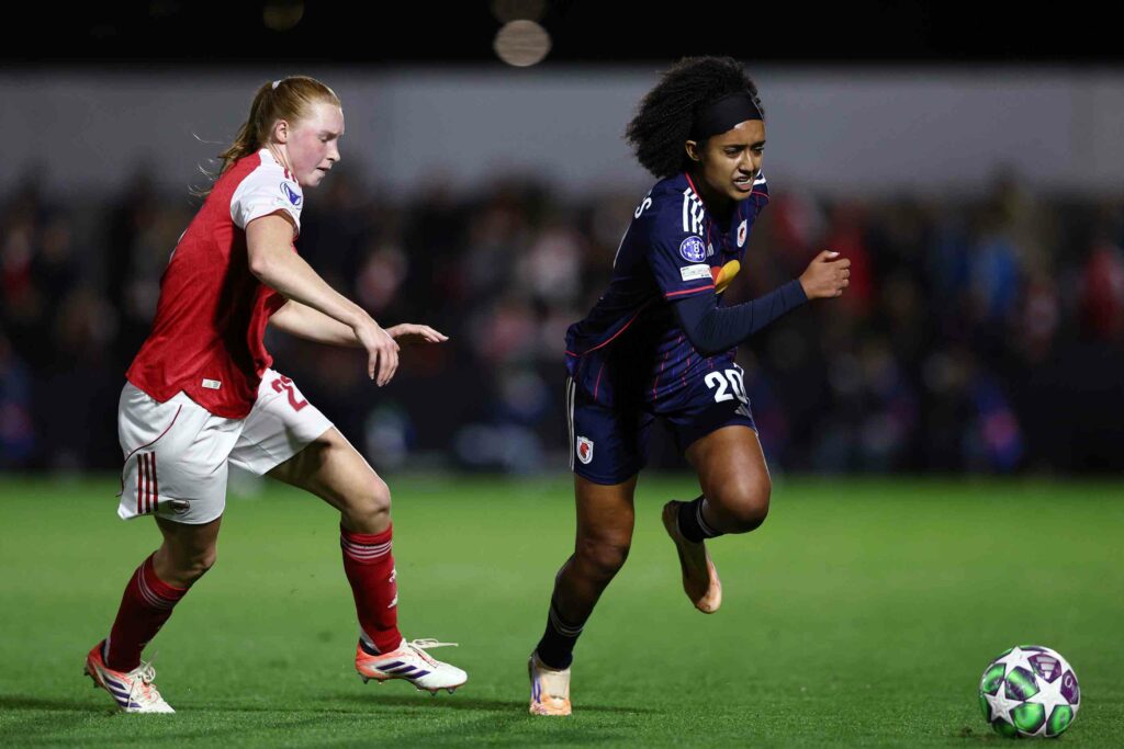BOREHAMWOOD, ENGLAND - OCTOBER 07: Lily Yohannes of OL Lyonnes runs with the ball whilst under pressure from Katie Reid of Arsenal during the UEFA Women's Champions League 2025/26 league phase match between Arsenal FC and OL Lyonnesat Meadow Park on October 07, 2025 in Borehamwood, England. (Photo by James Fearn/Getty Images)