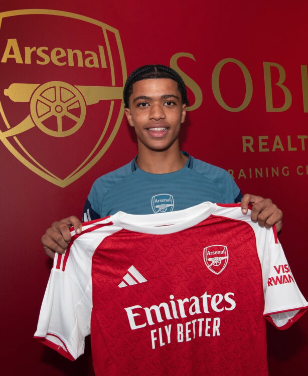 Victor Ozhianvuna signing for Arsenal (Photo via Arsenal.com)
