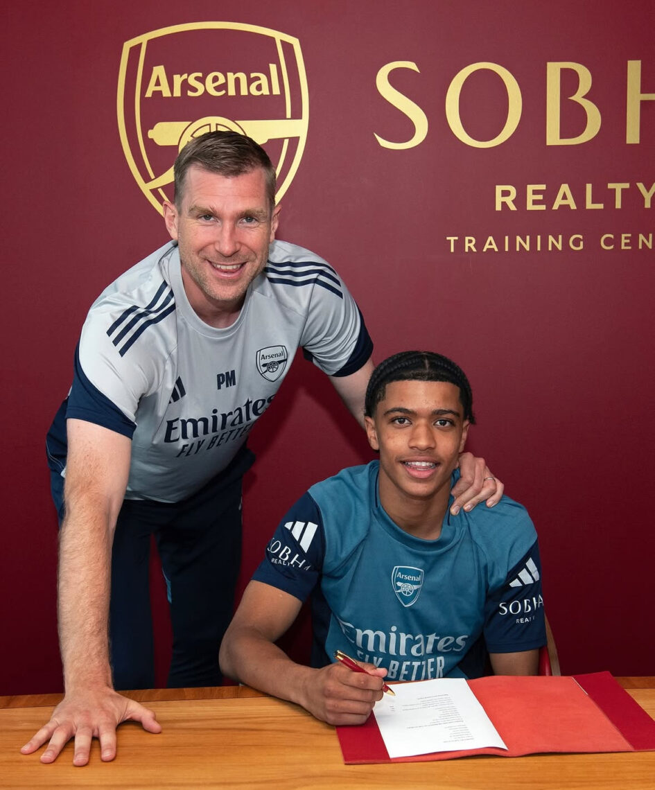 Victor Ozhianvuna signing for Arsenal (Photo via Arsenal.com)