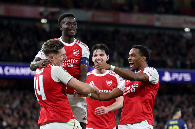 LONDON, ENGLAND - OCTOBER 21: Viktor Gyoekeres of Arsenal celebrates scoring his team's third goal with teammates Bukayo Saka and Jurrien Timber du...