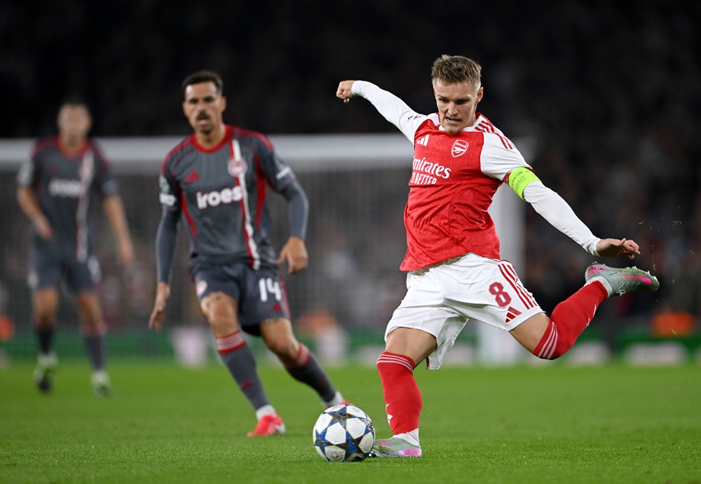 LONDON, ENGLAND: Martin Odegaard of Arsenal crosses the ball during the UEFA Champions League 2025/26 League Phase MD2 match between Arsenal FC and Olympiacos FC at Arsenal Stadium on October 01, 2025. (Photo by Mike Hewitt/Getty Images)