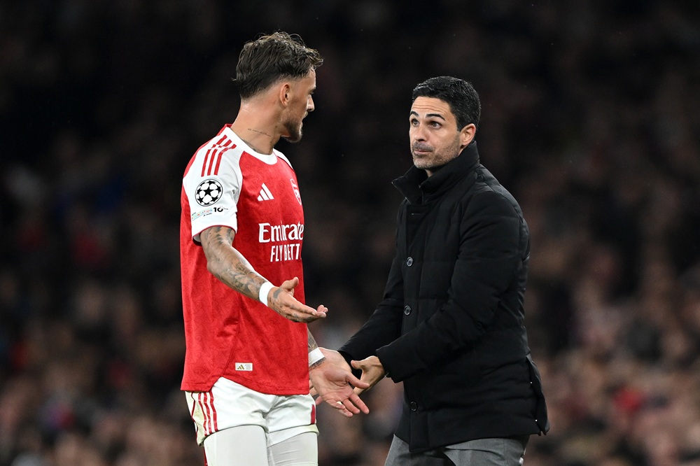 LONDON, ENGLAND: Mikel Arteta, Manager of Arsenal, interacts with Ben White of Arsenal during the UEFA Champions League 2025/26 League Phase MD2 match between Arsenal FC and Olympiacos FC at Arsenal Stadium on October 01, 2025. (Photo by Mike Hewitt/Getty Images)