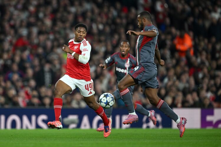 LONDON, ENGLAND: Myles Lewis-Skelly of Arsenal and Ayoub El Kaabi of Olympiacos compete for the ball during the UEFA Champions League 2025/26 Leagu...