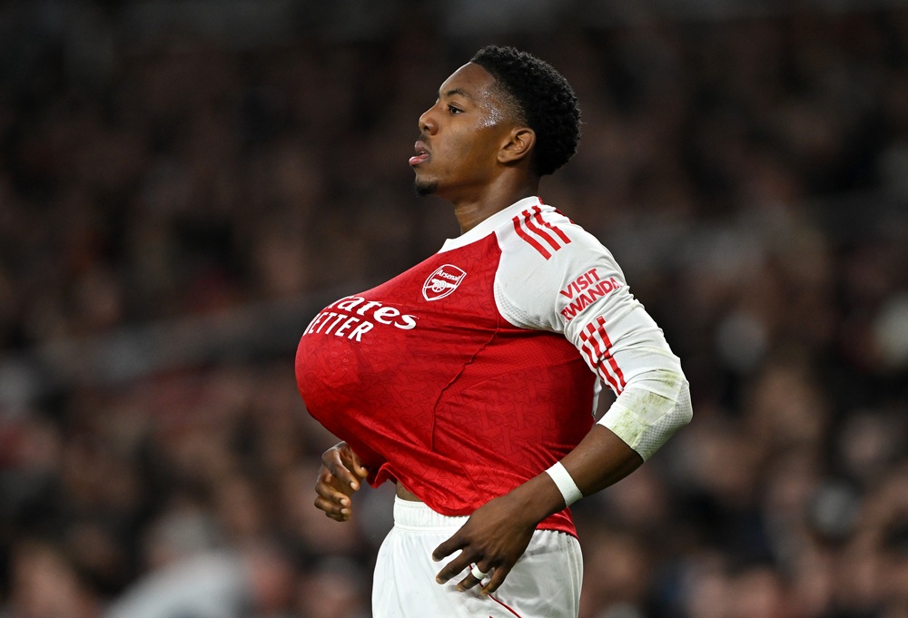 LONDON, ENGLAND: Myles Lewis-Skelly of Arsenal prepares to take a throw-in during the UEFA Champions League 2025/26 League Phase MD2 match between Arsenal FC and Olympiacos FC at Arsenal Stadium on October 01, 2025. (Photo by Mike Hewitt/Getty Images)
