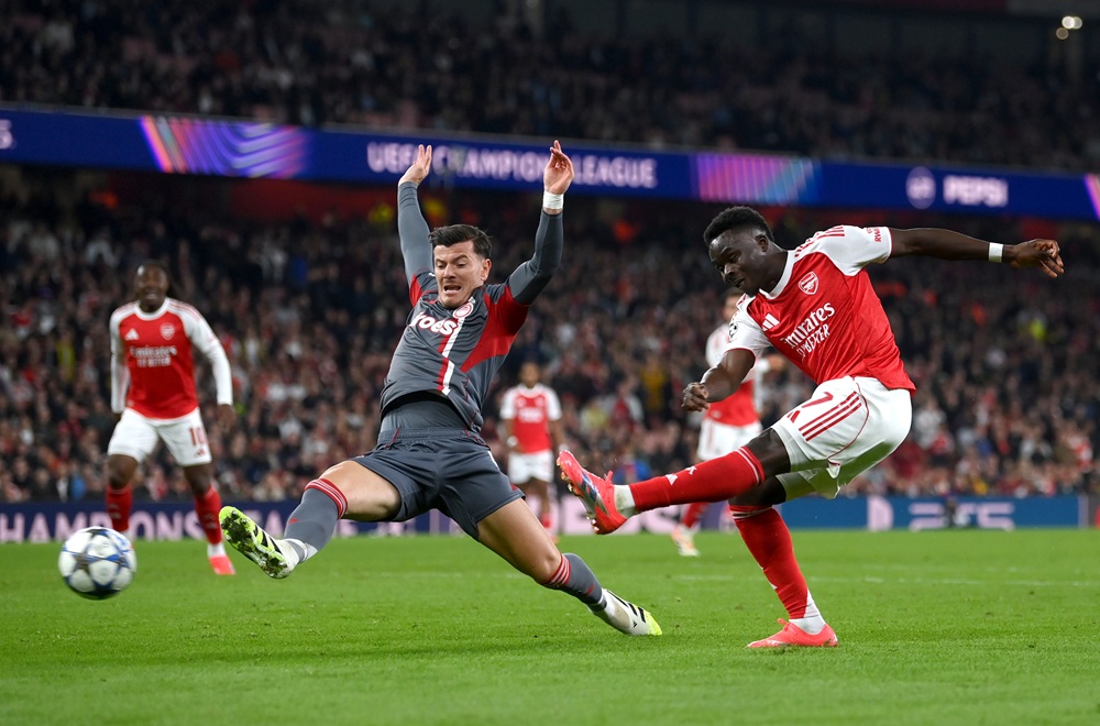 LONDON, ENGLAND: Bukayo Saka of Arsenal scores his team's second goal during the UEFA Champions League 2025/26 League Phase MD2 match between Arsenal FC and Olympiacos FC at Arsenal Stadium on October 01, 2025. (Photo by Mike Hewitt/Getty Images)