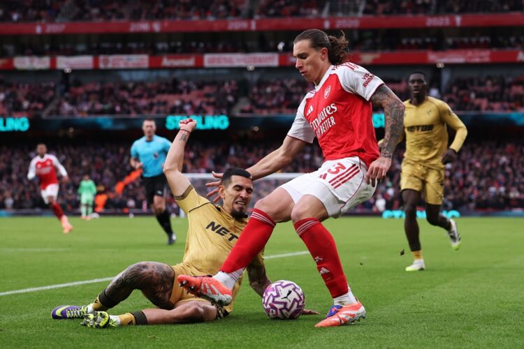 LONDON, ENGLAND: Daniel Munoz of Crystal Palace battles for possession with Riccardo Calafiori of Arsenal during the Premier League match between A...