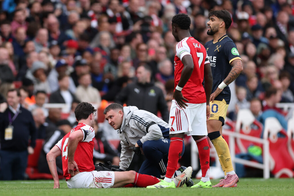 LONDON, ENGLAND - OCTOBER 04: Declan Rice of Arsenal receives medical treatment during the Premier League match between Arsenal and West Ham United at Emirates Stadium on October 04, 2025 in London, England. (Photo by Alex Pantling/Getty Images)