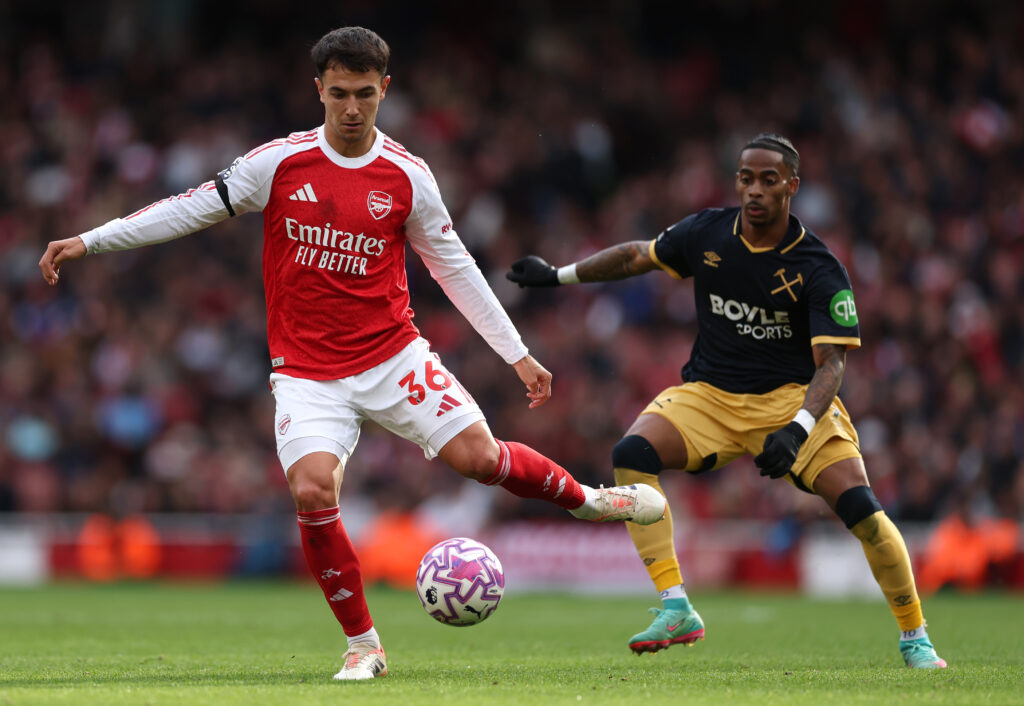 Londres, Inglaterra - 04 de outubro: Martin Jubaendi, do Arsenal, passou a bola durante a partida da Premier League entre o Arsenal e o West Ham United no Emirates Stadium em 04 de outubro de 2025, Inglaterra. (Foto de Julian Finnie/Getty Fig.)