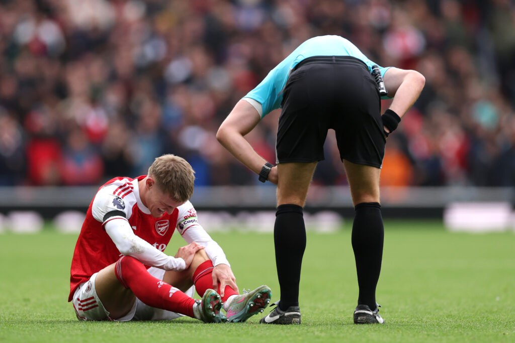 LONDON, ENGLAND - OCTOBER 04: Martin Odegaard of Arsenal goes down with an injury whilst holding his knee during the Premier League match between Arsenal and West Ham United at Emirates Stadium on October 04, 2025 in London, England. (Photo by Alex Pantling/Getty Images)