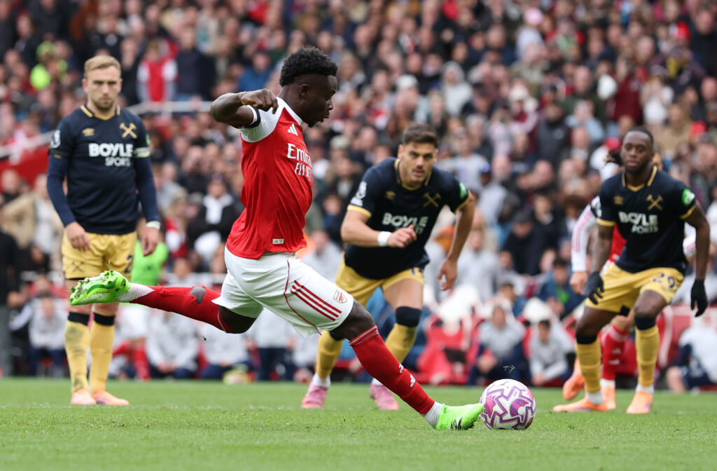 LONDON, ENGLAND - OCTOBER 04: Bukayo Saka of Arsenal scores his team's second goal from the penalty spot during the Premier League match between Arsenal and West Ham United at Emirates Stadium on October 04, 2025 in London, England. (Photo by Julian Finney/Getty Images)