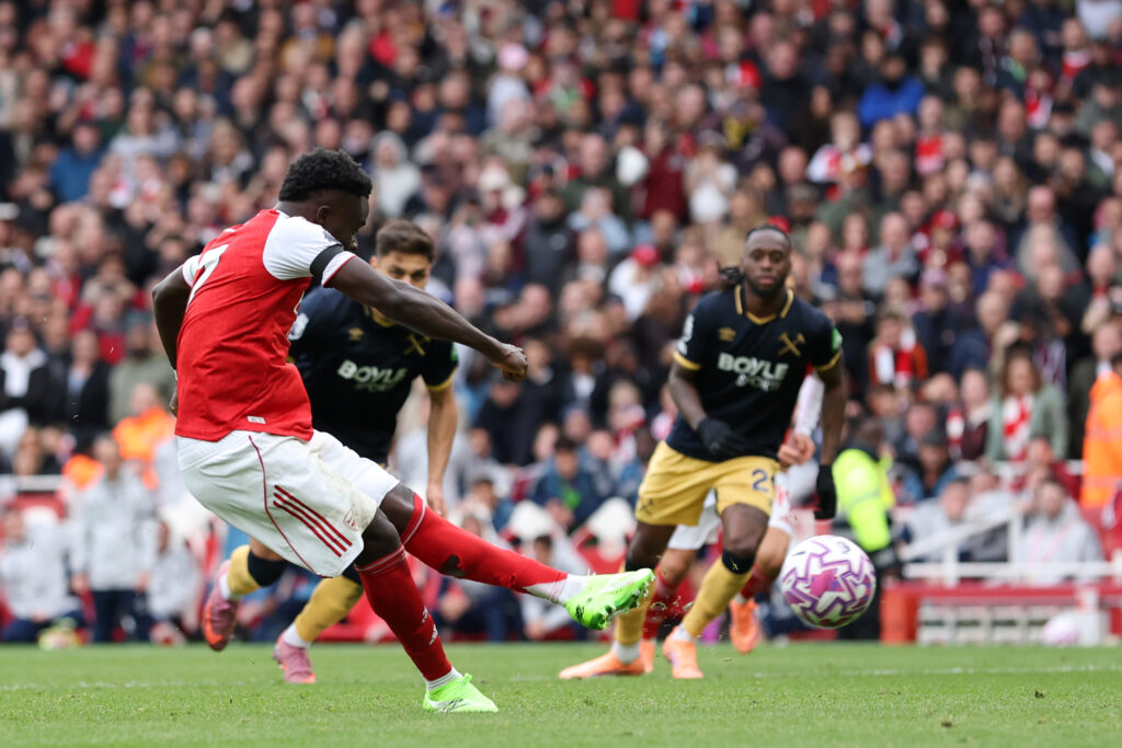 LONDON, ENGLAND - OCTOBER 04: Bukayo Saka of Arsenal scores his team's second goal from the penalty spot during the Premier League match between Arsenal and West Ham United at Emirates Stadium on October 04, 2025 in London, England. (Photo by Julian Finney/Getty Images)
