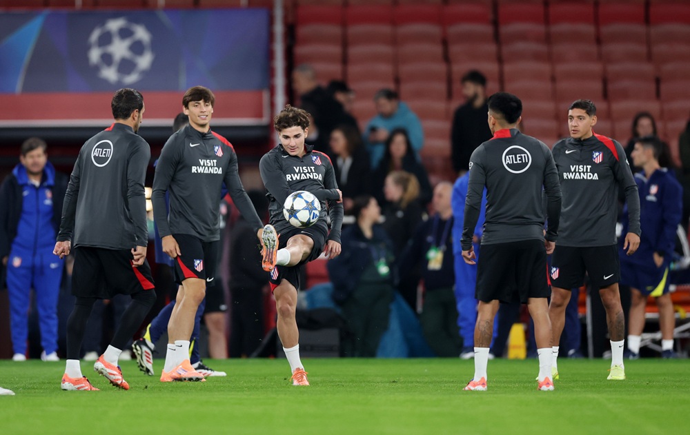 LONDON, ENGLAND: Julian Alvarez of Atletico de Madrid kicks the ball during a training session at Arsenal Stadium on October 20, 2025. (Photo by Ha...