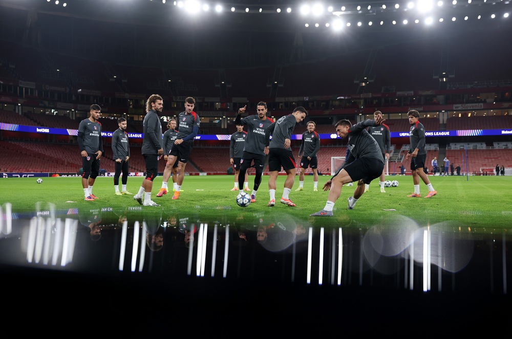 Arsenal apologise after Atletico hot water failure 4 LONDON, ENGLAND: Atletico de Madrid players during a training session at Arsenal Stadium on October 20, 2025. (Photo by Harry Murphy/Getty Images)