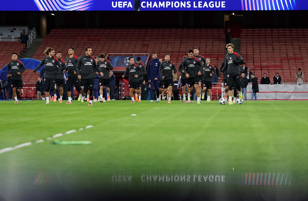Arsenal apologise after Atletico hot water failure 3 LONDON, ENGLAND: Atletico de Madrid players during a training session at Arsenal Stadium on October 20, 2025. (Photo by Harry Murphy/Getty Images)