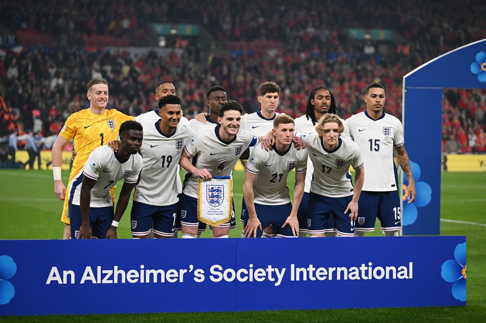 Gol da Inglaterra e Prêmio Potom 2 depois de Saka 'Parece Bom' Londres, Inglaterra: As seleções da Inglaterra posam para uma foto antes do amistoso internacional entre Inglaterra e País de Gales, em outubro de 2025, no Estádio de Wembley (Mike Huit/Getty Image)