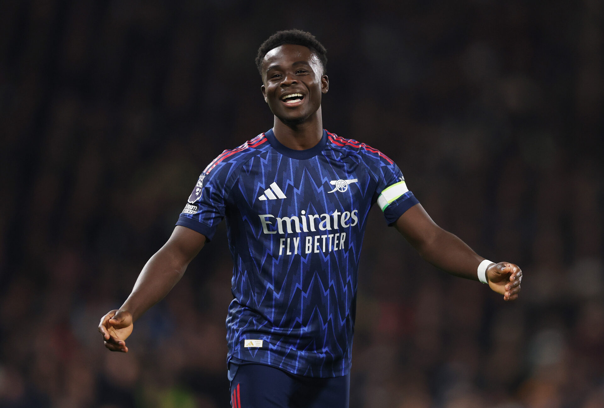 Saka delivers captain's performance to keep Arsenal top