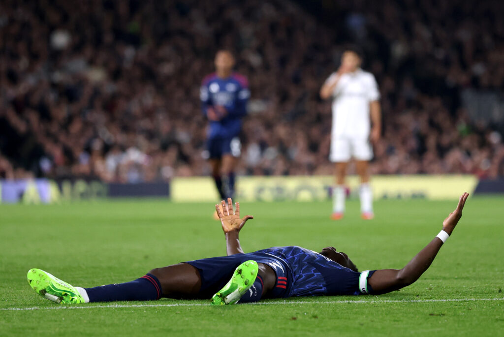 Saka delivers captain's performance to keep Arsenal top 3 LONDON, ENGLAND - OCTOBER 18: Bukayo Saka of Arsenal lies on the floor as he appeals for a penalty, which is initially awarded but is later overturned following a VAR Review, during the Premier League match between Fulham and Arsenal at Craven Cottage on October 18, 2025 in London, England. (Photo by Alex Pantling/Getty Images)