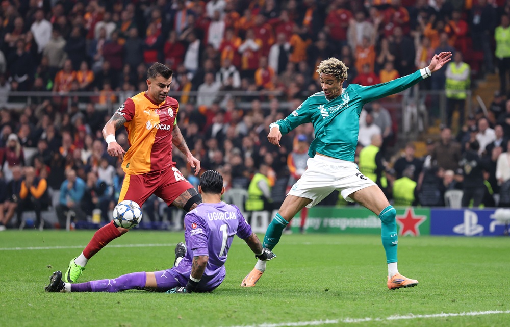 ISTANBUL, TURKEY: Hugo Ekitike of Liverpool is challenged by Ugurcan Cakir of Galatasaray A.S. during the UEFA Champions League 2025/26 League Phase MD2 match between Galatasaray A.S. and Liverpool FC at Ali Sami Yen Spor Kompleksi on September 30, 2025. (Photo by Justin Setterfield/Getty Images)