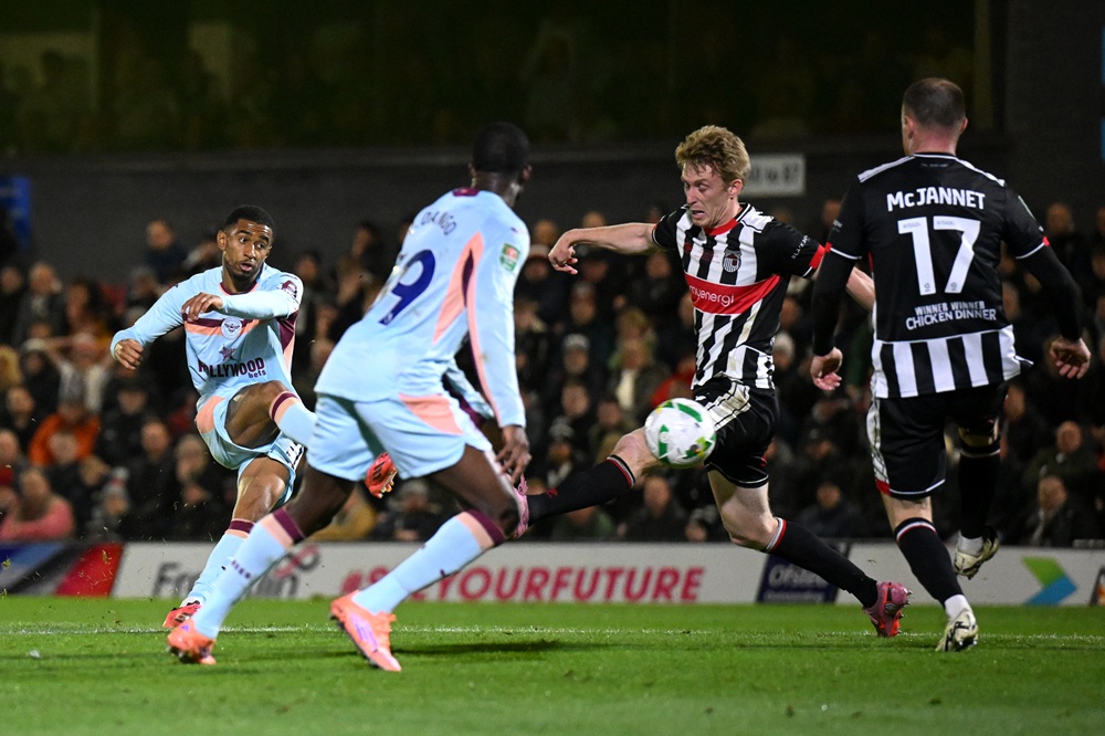 Arsenal loanee scores & assists on 1st start 2 GRIMSBY, ENGLAND: Reiss Nelson of Brentford scores his team's third goal during the Carabao Cup Fourth Round match between Grimsby Town and Brentford at Blundell Park on October 28, 2025. (Photo by Clive Mason/Getty Images)
