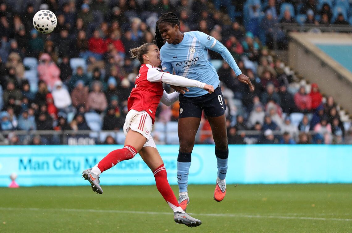 MANCHESTER, ENGLAND - OCTOBER 04: Khadija Shaw of Manchester City headers the ball whilst under pressure from Steph Catley of Arsenal during the Ba...