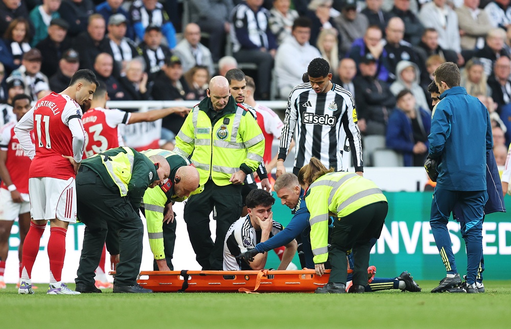 NEWCASTLE UPON TYNE, ENGLAND: Tino Livramento of Newcastle United reacts as he is stretchered off with an injury during the Premier League match between Newcastle United and Arsenal at St James' Park on September 28, 2025. (Photo by George Wood/Getty Images)