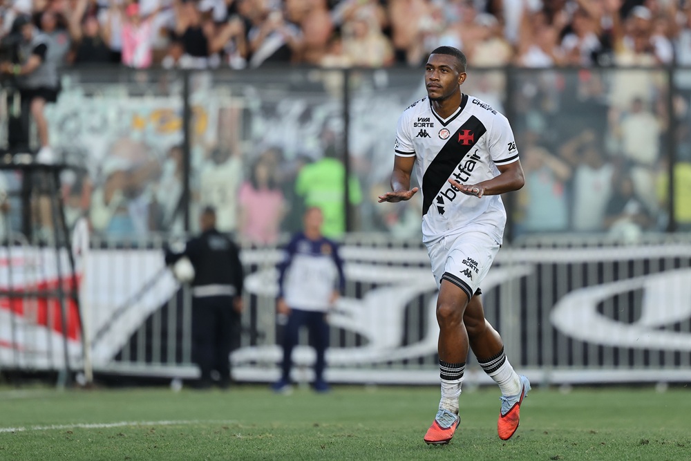 Arsenal scouts left enchanted by 19yo Brazilian's display 3 RIO DE JANEIRO, BRAZIL: Rayan of Vasco da Gama celebrates after scoring the third goal of his team during the match between Vasco and Vitoria as part of Brasileirao 2025 at Sao Januario Stadium on October 5, 2025. (Photo by Wagner Meier/Getty Images)