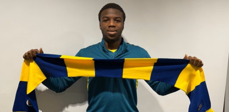 Daniel Oyetunde signing for St. Albans City on loan (Photo via stalbanscityfc.com)