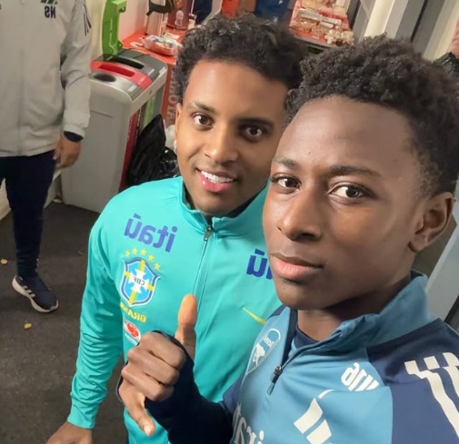 Arsenal youngsters meet Vini Jr & Rodrygo at London Colney 2 Rodrygo at Arsenal's London Colney training centre (Photo via Hakeem Abubakar on Instagram)