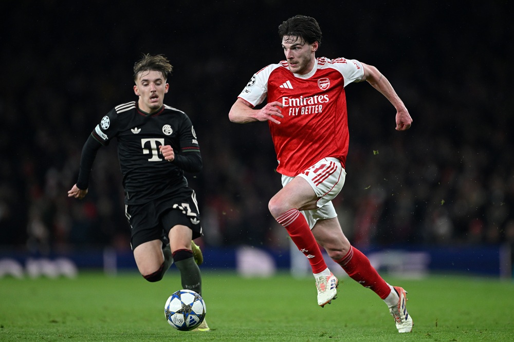 Bayern goalscorer's role model plays for Arsenal 4 LONDON, ENGLAND: Declan Rice of Arsenal runs with the ball whilst under pressure from Lennart Karl of Bayern Munich during the UEFA Champions League 2025/26 League Phase MD5 match between Arsenal FC and FC Bayern München at Arsenal Stadium on November 26, 2025. (Photo by Shaun Botterill/Getty Images)
