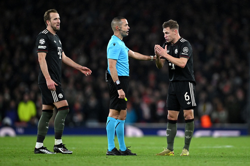 LONDON, ENGLAND: Joshua Kimmich and Harry Kane of Bayern Munich appeal to referee Marco Guida during the UEFA Champions League 2025/26 League Phase MD5 match between Arsenal FC and FC Bayern München at Arsenal Stadium on November 26, 2025. (Photo by Shaun Botterill/Getty Images)