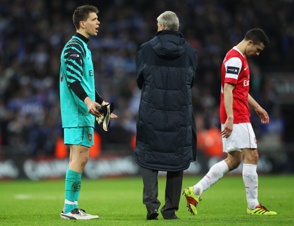 Smoking? Arsène Wenger explains to Szczęsny why he sold him 3 LONDON, ENGLAND - FEBRUARY 27: Wojciech Szczesny (L) of Arsenal talks to manager Arsene Wenger as Robin van Persie walks off dejected during the Carling Cup Final between Arsenal and Birmingham City at Wembley Stadium on February 27, 2011 in London, England. (Photo by Alex Livesey/Getty Images)