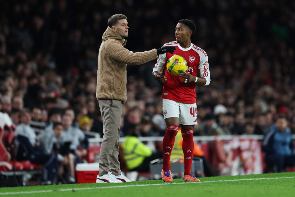 LONDON, ENGLAND - OCTOBER 29: Fabian Huerzeler, Manager of Brighton & Hove Albion, gives instructions as Myles Lewis-Skelly of Arsenal looks on during the Carabao Cup Fourth Round match between Arsenal and Brighton & Hove Albion at Emirates Stadium on October 29, 2025 in London, England. (Photo by Eddie Keogh/Getty Images)