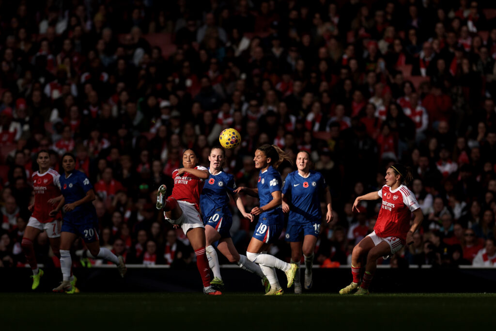 LONDÝN, ANGLICKO - 8. NOVEMBRA: Olivia Smithová z Arsenalu kontroluje loptu počas zápasu Barclays Women's Super League medzi Arsenalom a Chelsea FC na Emirates Stadium 8. novembra 2025 v Londýne v Anglicku. (Foto: Naomi Baker/Getty Images)