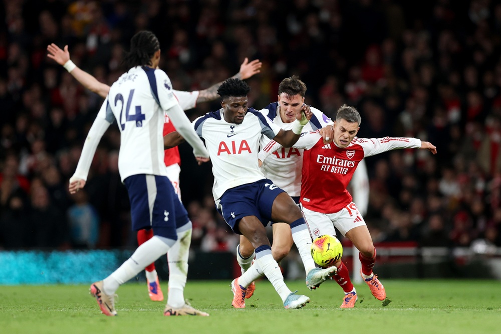 Arsenal star admits he was surprised by Spurs' negative football 2 LONDON, ENGLAND: Leandro Trossard of Arsenal battles for possession with Mohammed Kudus and Joao Palhinha of Tottenham Hotspur during the Premier League match between Arsenal and Tottenham Hotspur at Emirates Stadium on November 23, 2025. (Photo by Julian Finney/Getty Images)