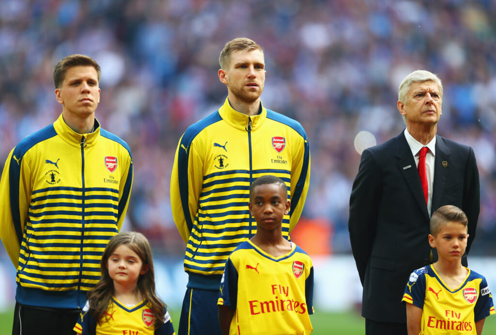 Smoking? Arsène Wenger explains to Szczęsny why he sold him 2 LONDON, ENGLAND - MAY 30: (L-R) Wojciech Szczesny, Per Mertesacker of Arsenal and Arsene Wenger manager of Arsenal look on prior to the FA Cup Final between Aston Villa and Arsenal at Wembley Stadium on May 30, 2015 in London, England. (Photo by Paul Gilham/Getty Images)