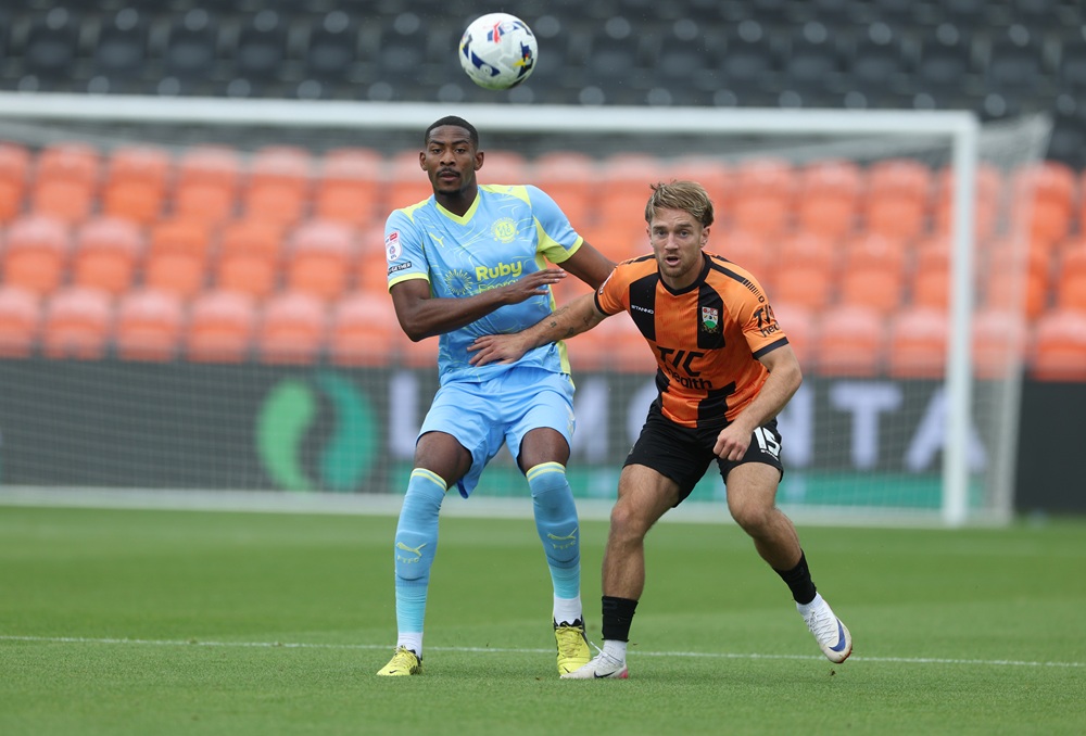 3 goals & a red card: Former Gunner having rollercoaster month 4 BARNET, ENGLAND: Zech Medley of Fleetwood Town and Ryan Glover of Barnet FC during the Sky Bet League Two match between Barnet FC and Fleetwood Town at The Hive on August 02, 2025. (Photo by Richard Pelham/Getty Images)