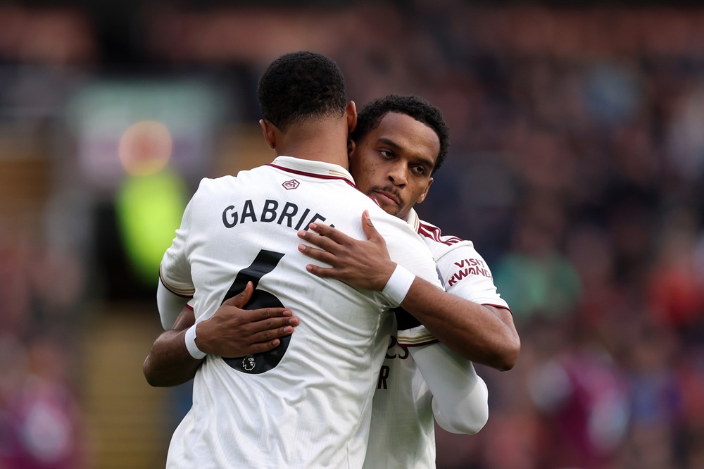 BURNLEY, ENGLAND: Jurrien Timber and Gabriel of Arsenal embrace prior to the Premier League match between Burnley and Arsenal at Turf Moor on November 01, 2025. (Photo by George Wood/Getty Images)