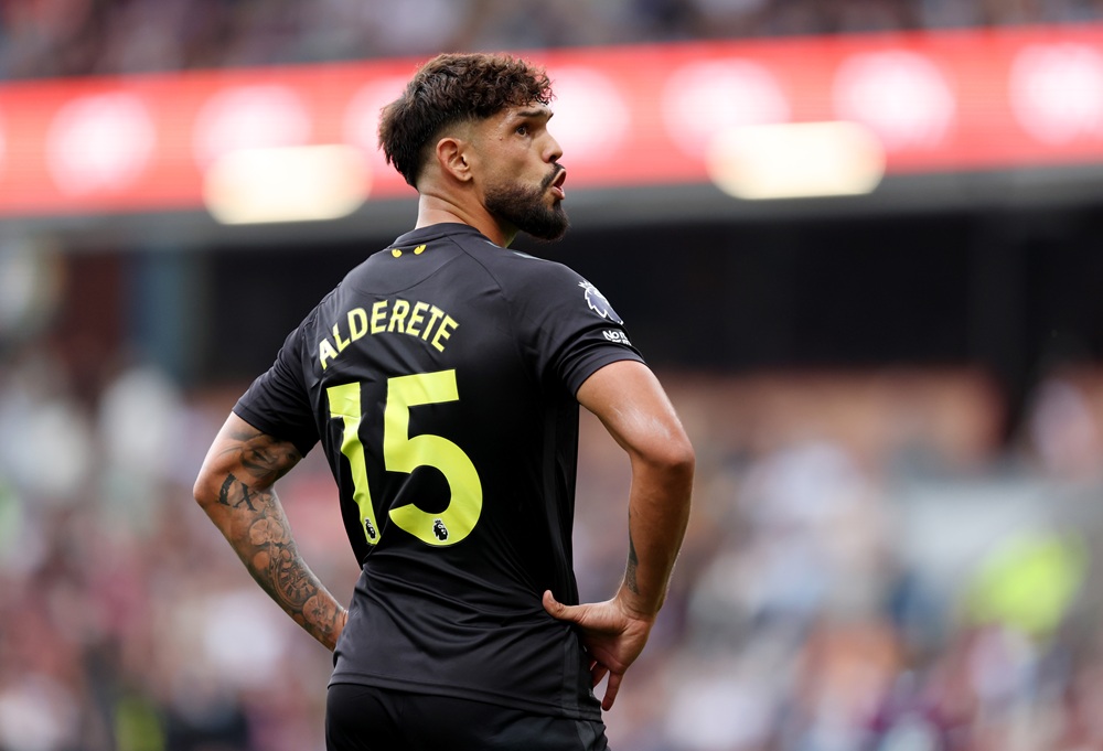 Sunderland starter now a doubt to face Arsenal 3 BURNLEY, ENGLAND: Omar Alderete of Sunderland looks on during the Premier League match between Burnley and Sunderland at Turf Moor on August 23, 2025. (Photo by Matt McNulty/Getty Images)