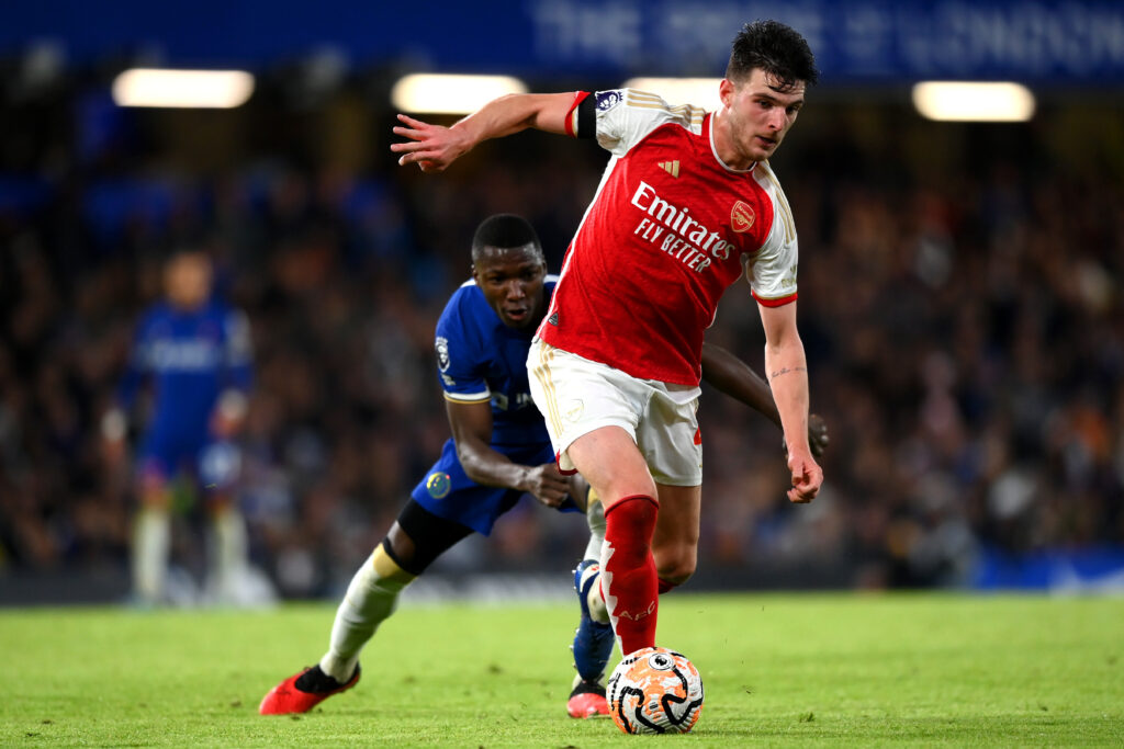 LONDON, ENGLAND - OCTOBER 21: Declan Rice of Arsenal is challenged by Moises Caicedo of Chelsea during the Premier League match between Chelsea FC and Arsenal FC at Stamford Bridge on October 21, 2023 in London, England. (Photo by Justin Setterfield/Getty Images)