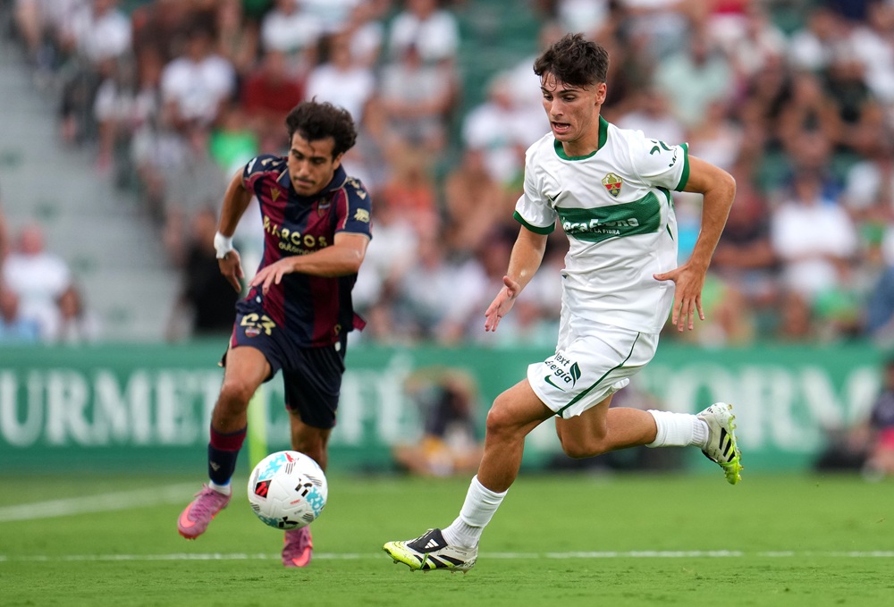 Arsenal eye move for £17.5m midfielder 1 ELCHE, SPAIN: Rodrigo Mendoza of Elche CF runs with the ball whilst under pressure from Manu Sanchez of Levante UD during the LaLiga EA Sports matc...