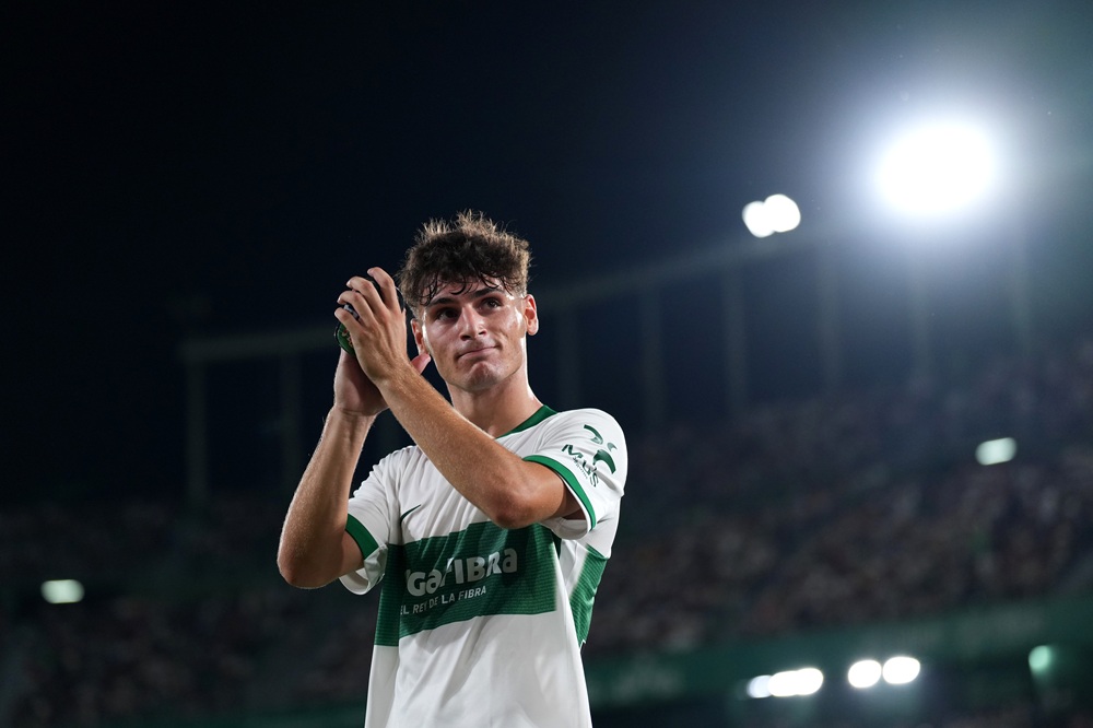 Arsenal eye move for £17.5m midfielder 2 ELCHE, SPAIN: Rodrigo Mendoza of Elche CF applauds the fans during the LaLiga EA Sports match between Elche CF and Levante UD at Estadio Manuel Martinez Valero on August 29, 2025. (Photo by Aitor Alcalde/Getty Images)
