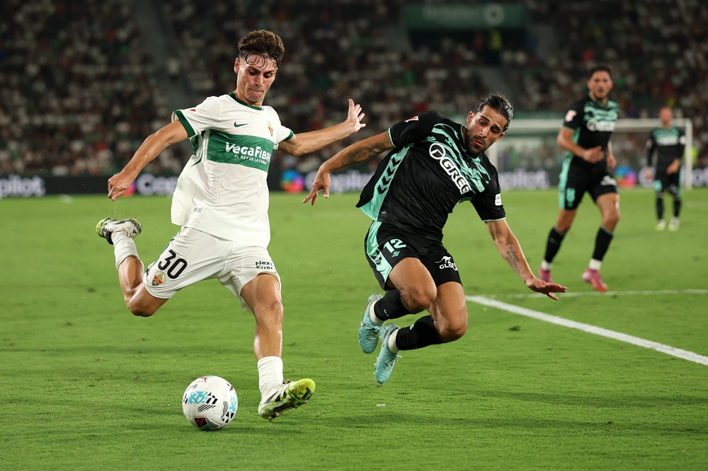 Arsenal eye move for £17.5m midfielder 3 ELCHE, SPAIN: Rodrigo Mendoza of Elche CF crosses the ball whilst under pressure from Ricardo Rodriguez of Real Betis during the LaLiga EA Sports match between Elche CF and Real Betis Balompie at Estadio Manuel Martinez Valero on August 18, 2025. (Photo by Clive Brunskill/Getty Images)