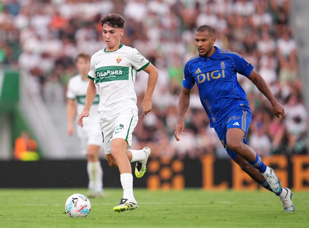 Arsenal eye move for £17.5m midfielder 4 ELCHE, SPAIN: Rodrigo Mendoza of Elche CF runs with the ball whilst under pressure from Salomon Rondon of Real Oviedo during the LaLiga EA Sports match between Elche CF and Real Oviedo at Estadio Manuel Martinez Valero on September 21, 2025. (Photo by Aitor Alcalde/Getty Images)